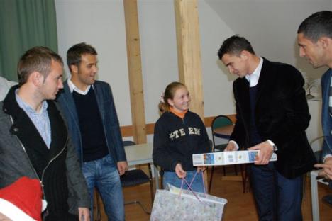 Fotbaliştii de la FC Bihor împart cadouri la Casa de Copii din Tinca 
